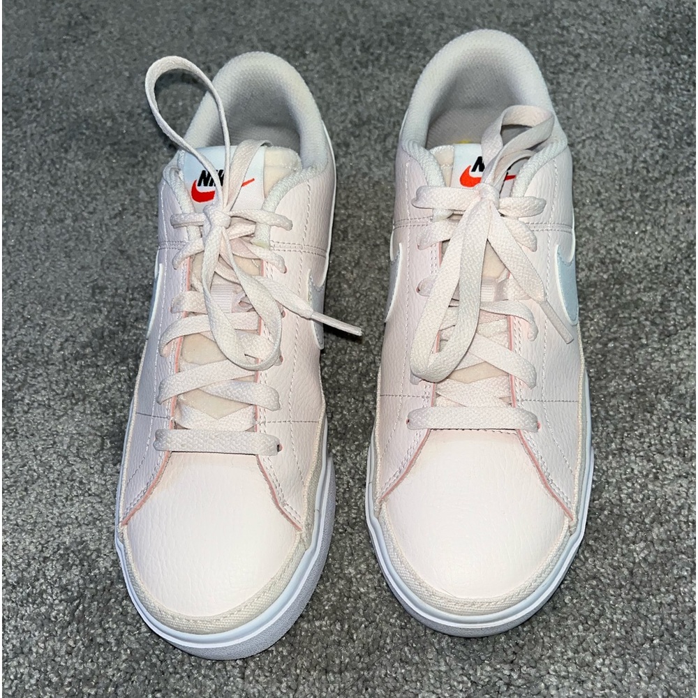 Nike women’s court legacy light soft pink